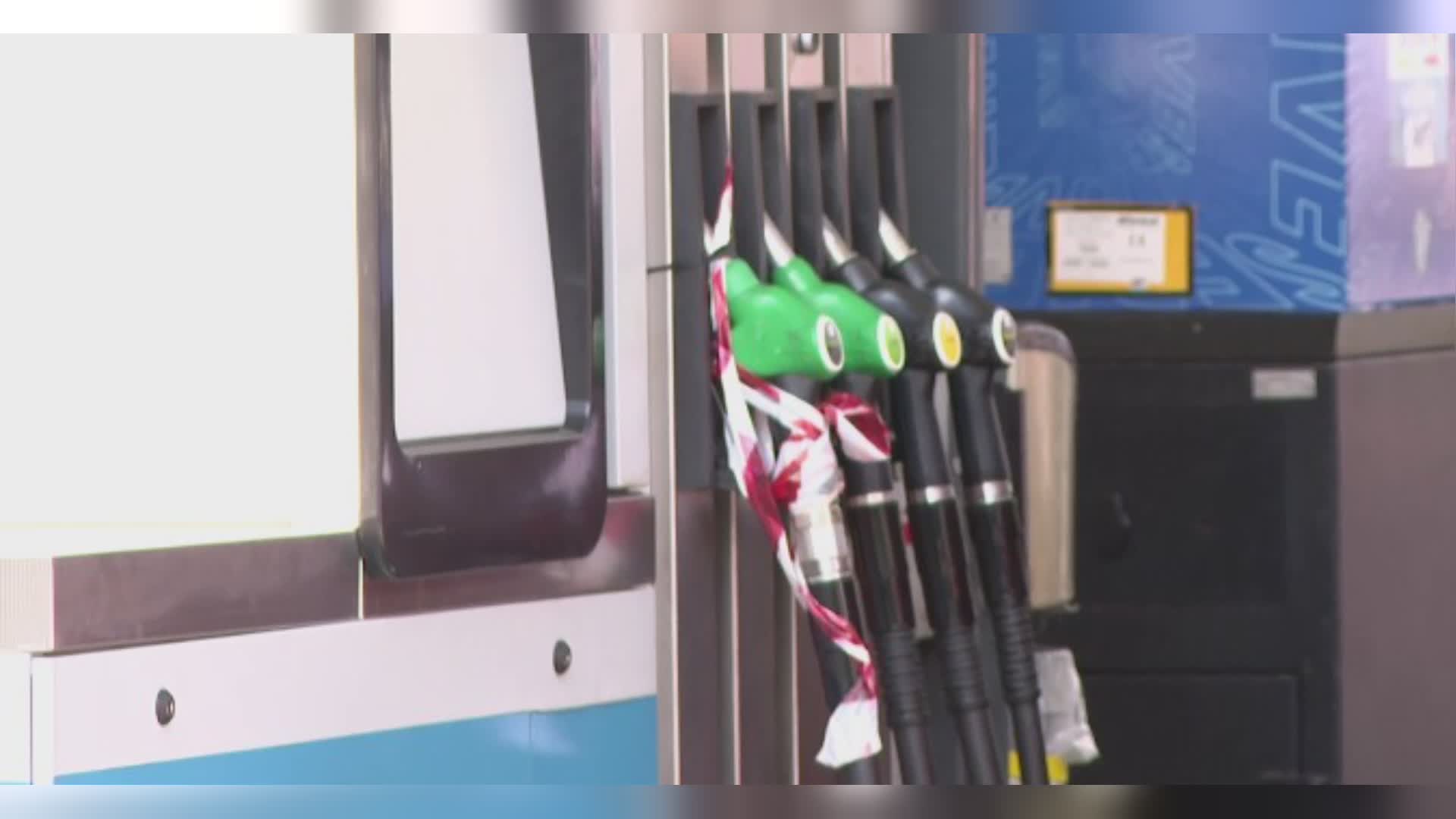 Sconto sul gasolio, ancora 17 centesimi in meno. Gli autotrasportatori: “Prezzi troppo alti”. Ma alle vacanze non si rinuncia