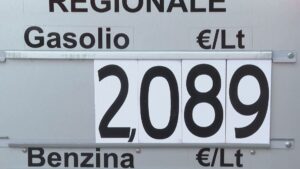 Caro carburanti, la rabbia degli automobilisti: “Andare avanti è sempre più difficile”
