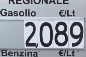 Caro carburanti, la rabbia degli automobilisti: “Andare avanti è sempre più difficile”