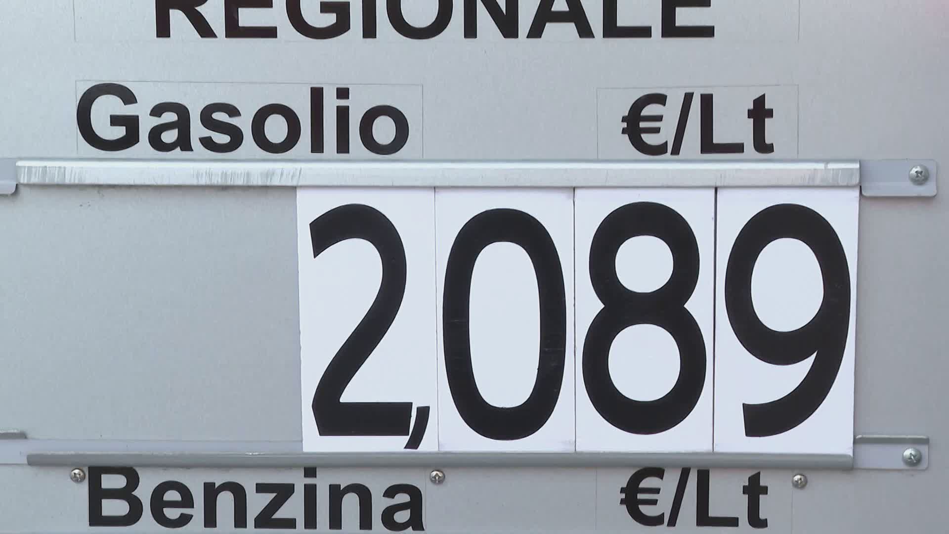 Caro carburanti, la rabbia degli automobilisti: “Andare avanti è sempre più difficile”