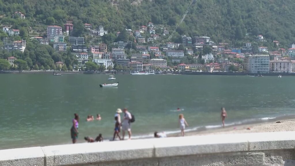 Caldo record e incivili sul Lario: tuffi vietati, parco trasformato in spiaggia e bici nel lago