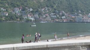 Caldo record e incivili sul Lario: tuffi vietati, parco trasformato in spiaggia e bici nel lago