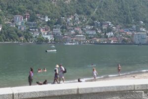 Caldo record e incivili sul Lario: tuffi vietati, parco trasformato in spiaggia e bici nel lago