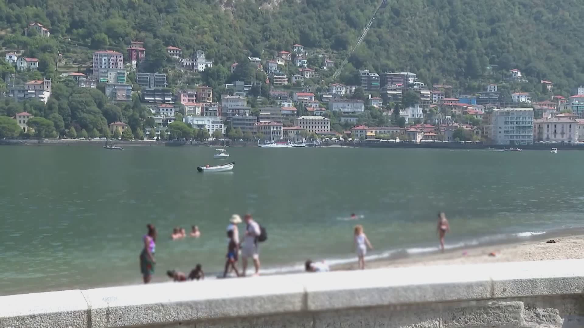 Caldo record e incivili sul Lario: tuffi vietati, parco trasformato in spiaggia e bici nel lago