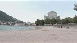 Bagni proibiti (e pericolosi) al Tempio Voltiano. Le proposte: eliminare la spiaggetta e limitare l’area