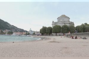 Bagni proibiti (e pericolosi) al Tempio Voltiano. Le proposte: eliminare la spiaggetta e limitare l’area