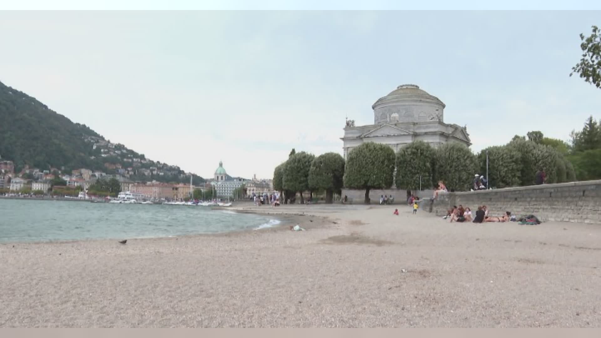 Bagni proibiti (e pericolosi) al Tempio Voltiano. Le proposte: eliminare la spiaggetta e limitare l’area