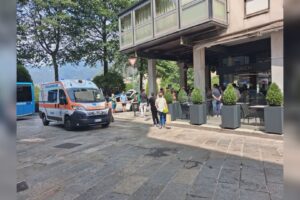 Como, soccorritori in piazza Cavour. Ingente mobilitazione per una 46enne