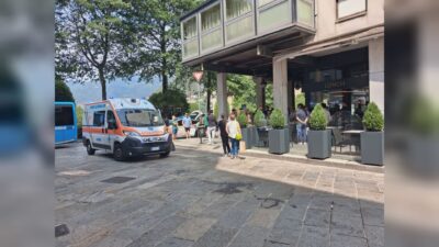 Como, soccorritori in piazza Cavour. Ingente mobilitazione per una 46enne