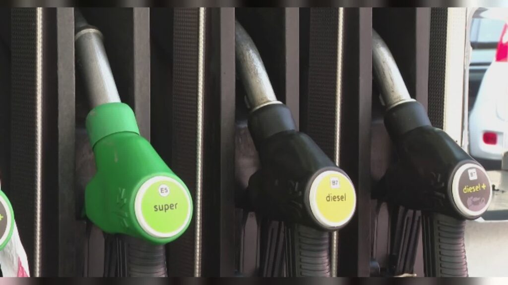 Caro carburanti, 1,1 miliardi in più al mese. L’allarme della Cgia: “A rischio la tenuta di imprese e famiglie