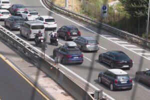 Esodo estivo, secondo weekend da bollino nero: lunghe code sull’autostrada A9