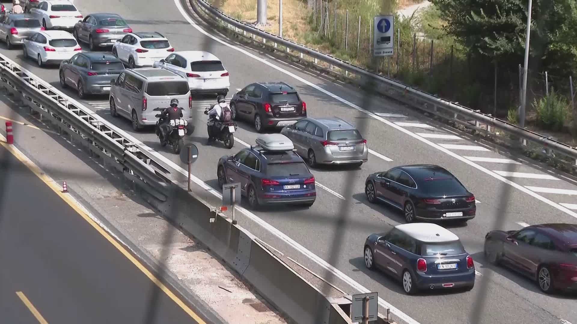 Esodo estivo, secondo weekend da bollino nero: lunghe code sull’autostrada A9