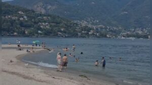 Como, ombrelloni e bagni vietati: affollata l’area davanti al Tempio Voltiano
