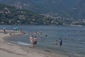 Como, ombrelloni e bagni vietati: affollata l’area davanti al Tempio Voltiano