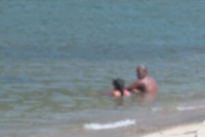Como, ombrelloni e bagni vietati: affollata l’area davanti al Tempio Voltiano