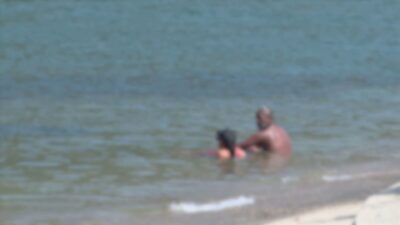 Como, ombrelloni e bagni vietati: affollata l’area davanti al Tempio Voltiano