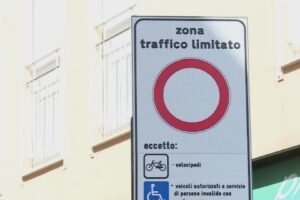 Nuova Ztl di Como, stretta sulla consegna delle merci. I commercianti: “Decisione calata dall’alto”