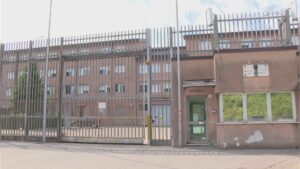 Como, rientra in carcere con 14 ore di ritardo e ovuli di droga nello stomaco