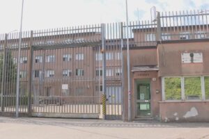 Como, rientra in carcere con 14 ore di ritardo e ovuli di droga nello stomaco