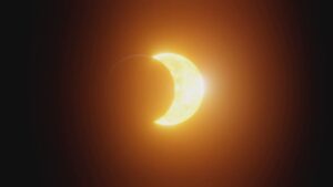 Eclissi di sole: attenzione agli occhi. Evento da seguire in sicurezza,  evitare metodi  fai-da-te
