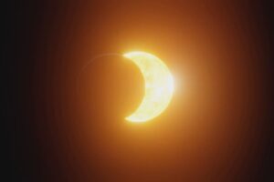 Eclissi di sole: attenzione agli occhi. Evento da seguire in sicurezza,  evitare metodi  fai-da-te