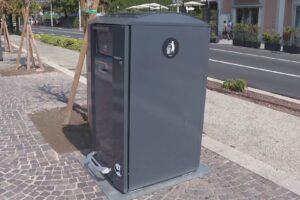 Como, installati otto cestini intelligenti sulla nuova passeggiata