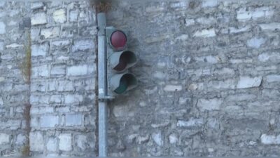 Blevio, guasto il semaforo sulla strettoia pericolosa. Il Comune: “Problema già segnalato. Ora massima prudenza”