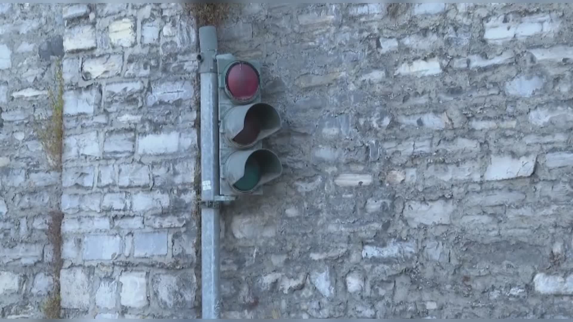 Blevio, guasto il semaforo sulla strettoia pericolosa. Il Comune: “Problema già segnalato. Ora massima prudenza”