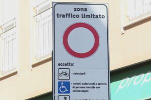 Nuova zona a traffico limitato di Como, la stretta sulle bici diventa un caso nazionale