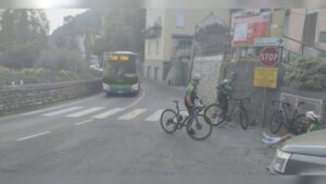 Incidente sulla Lariana: l’automobilista non dà la precedenza e investe tre ciclisti