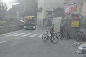 Incidente sulla Lariana: l’automobilista non dà la precedenza e investe tre ciclisti
