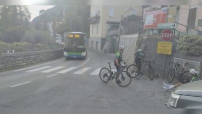 Incidente sulla Lariana: l’automobilista non dà la precedenza e investe tre ciclisti