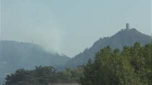 Como, incendio sul Monte Goi: elicottero e vigili del fuoco in azione