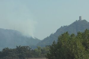 Como, incendio sul Monte Goi: elicottero e vigili del fuoco in azione