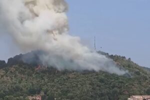Incendio sul Monte Goi: fiamme sopra la città, acre odore di fumo in centro a Como