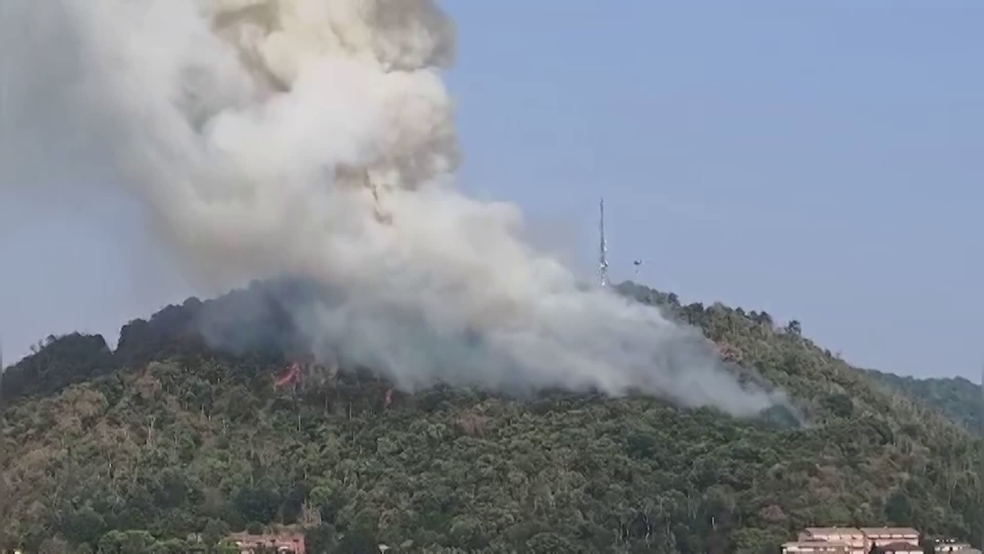 Incendio sul Monte Goi: fiamme sopra la città, acre odore di fumo in centro a Como