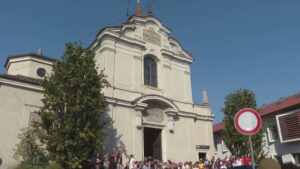 Carbonate, palloncini bianchi in cielo per l’ultimo saluto ad Alessandro