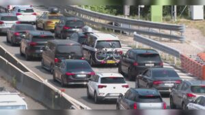 Traffico, weekend di Ferragosto da bollino rosso: 24 milioni gli spostamenti, tir fermi e cantieri sospesi