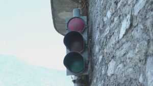 Guasto il semaforo alla strettoia pericolosa della Lariana, ma la manutenzione slitta a settembre