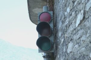 Guasto il semaforo alla strettoia pericolosa della Lariana, ma la manutenzione slitta a settembre