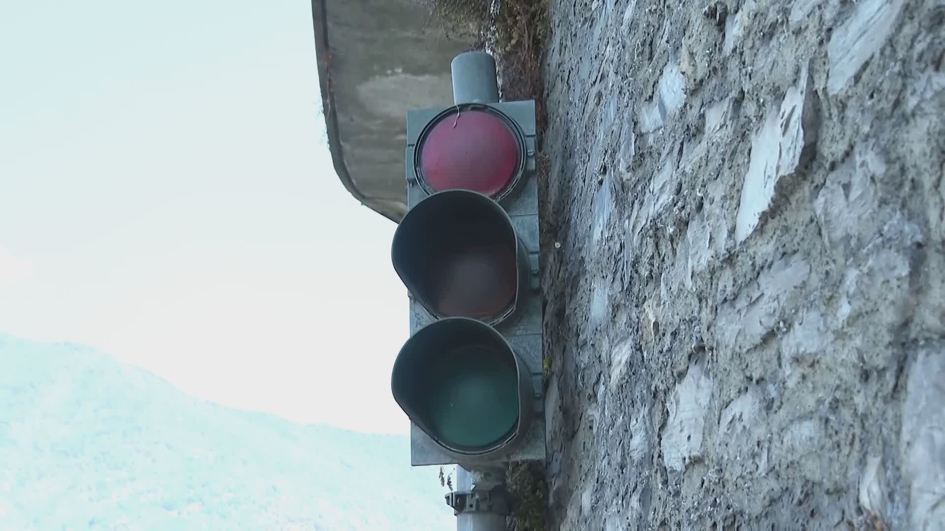 Guasto il semaforo alla strettoia pericolosa della Lariana, ma la manutenzione slitta a settembre