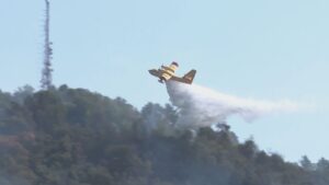 Incendio Monte Goi, proseguono le operazioni di spegnimento. Via Oltrecolle rimane chiusa