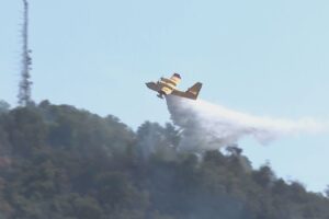 Incendio Monte Goi, proseguono le operazioni di spegnimento. Via Oltrecolle rimane chiusa