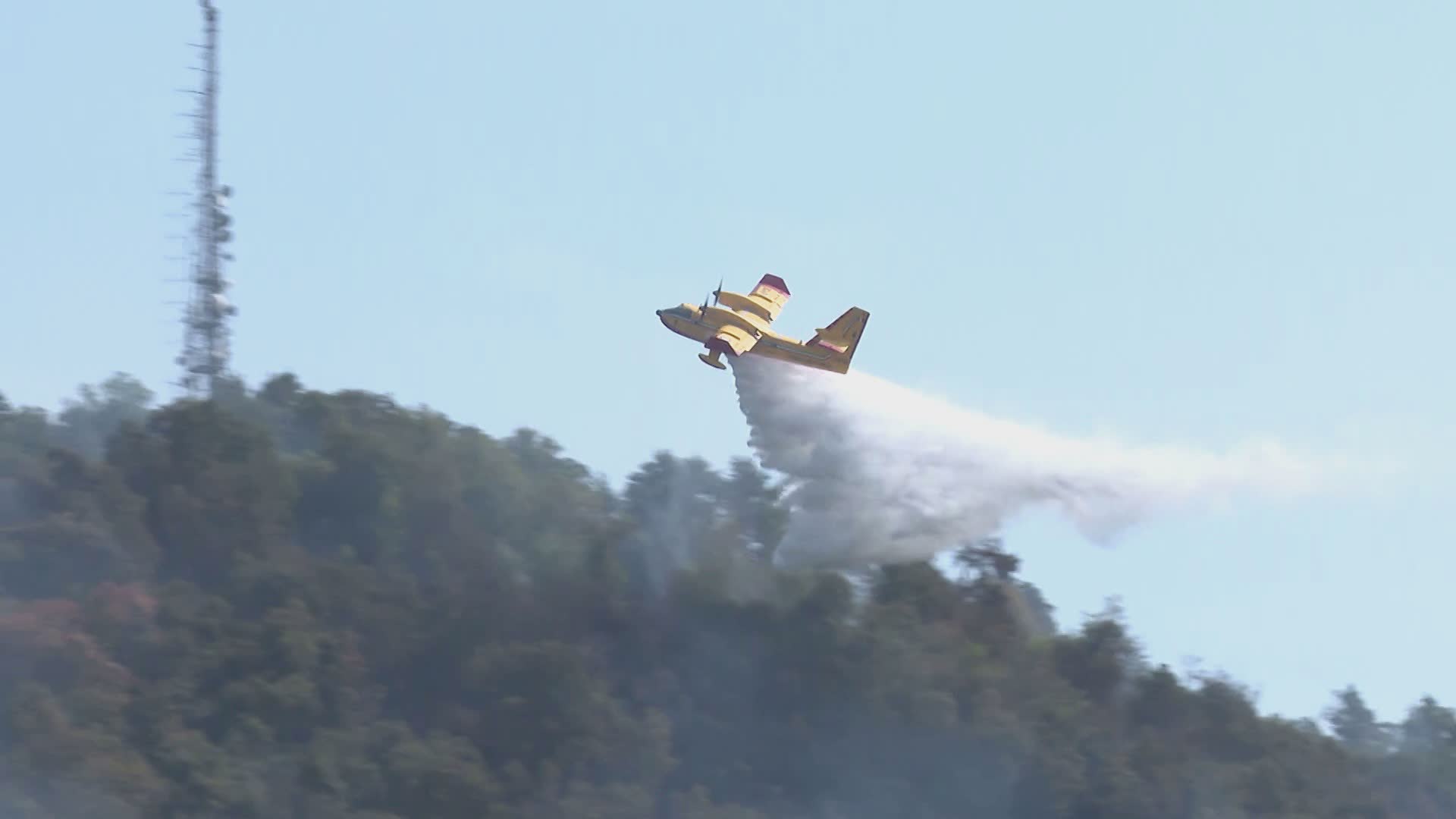 Incendio Monte Goi, proseguono le operazioni di spegnimento. Via Oltrecolle rimane chiusa