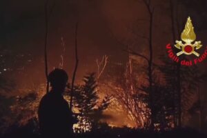 L’incendio sul Monte Goi, un grande lavoro di squadra per spegnere le fiamme