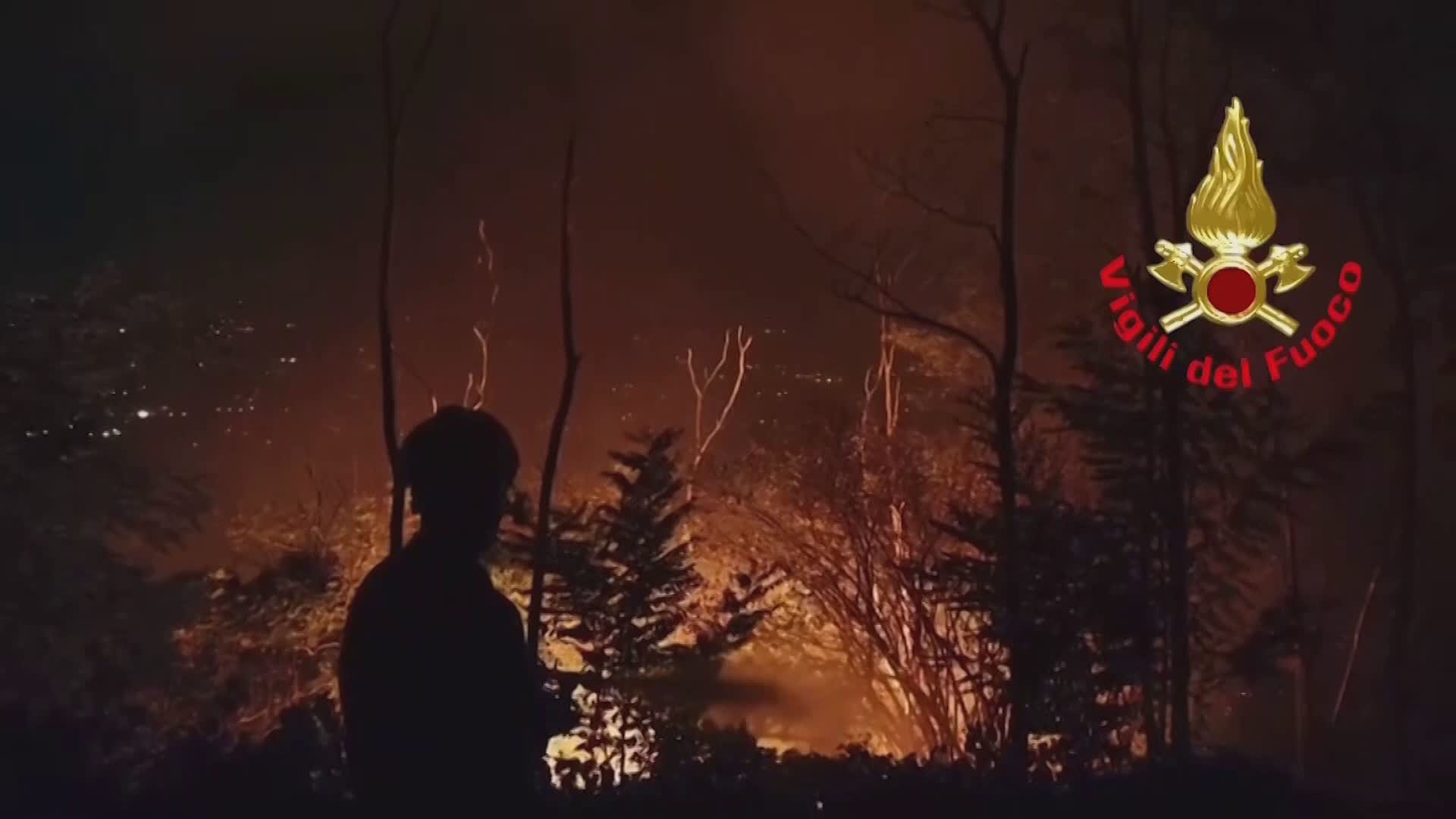 L’incendio sul Monte Goi, un grande lavoro di squadra per spegnere le fiamme