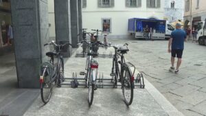 Bici vietate a Como, critiche da ACUS e Forza Italia. Soluzioni alternative per la sicurezza