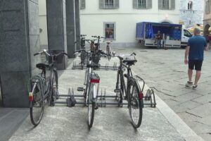 Bici vietate a Como, critiche da ACUS e Forza Italia. Soluzioni alternative per la sicurezza