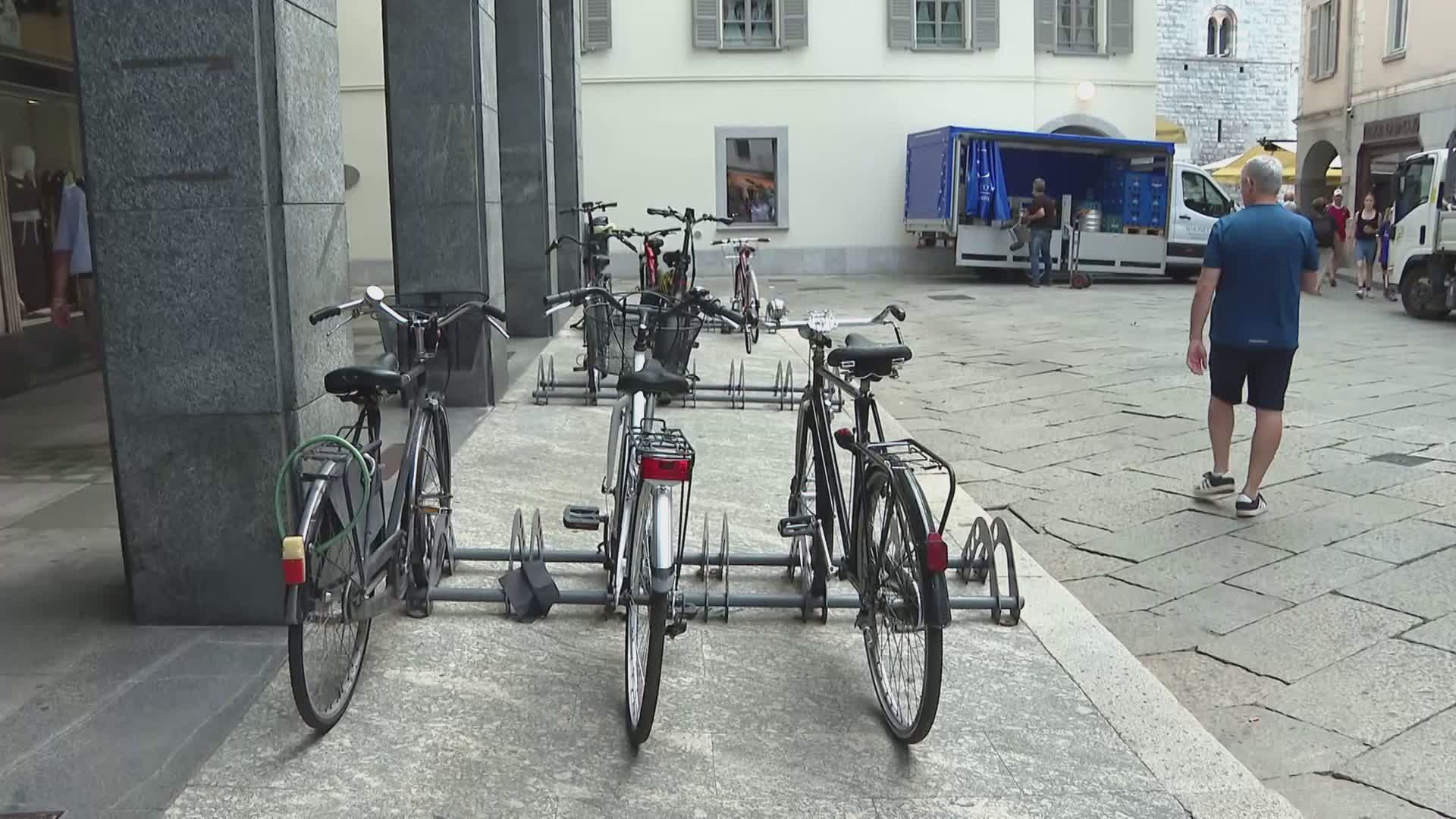 Bici vietate a Como, critiche da ACUS e Forza Italia. Soluzioni alternative per la sicurezza