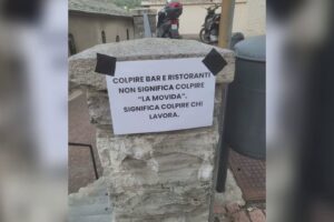Cartelli di protesta a San Fedele d’Intelvi contro l’ordinanza: “Colpite chi lavora, non la movida”